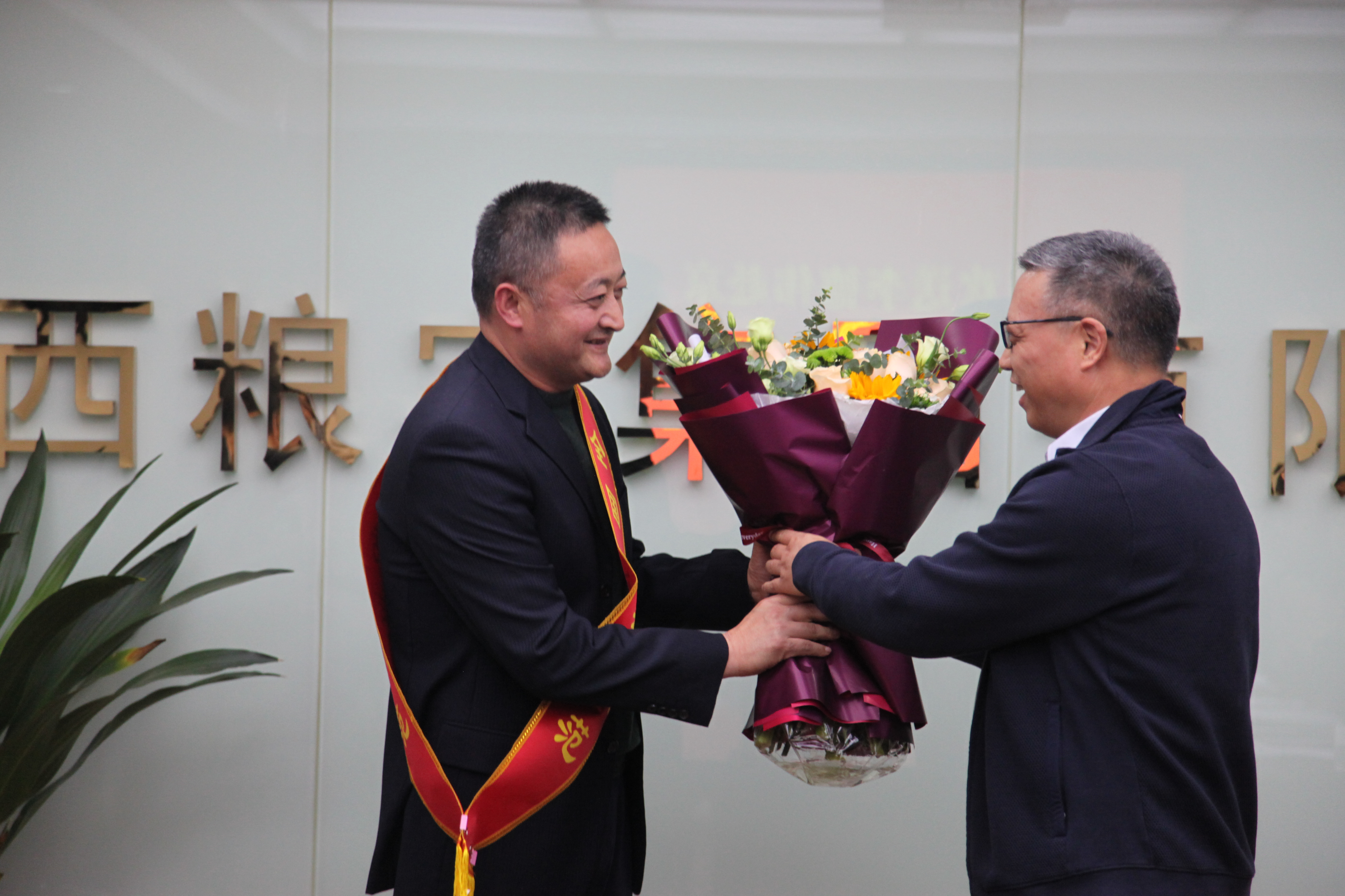 糧農(nóng)集團(tuán)歡送全國勞模李德偉赴京參加表彰大會