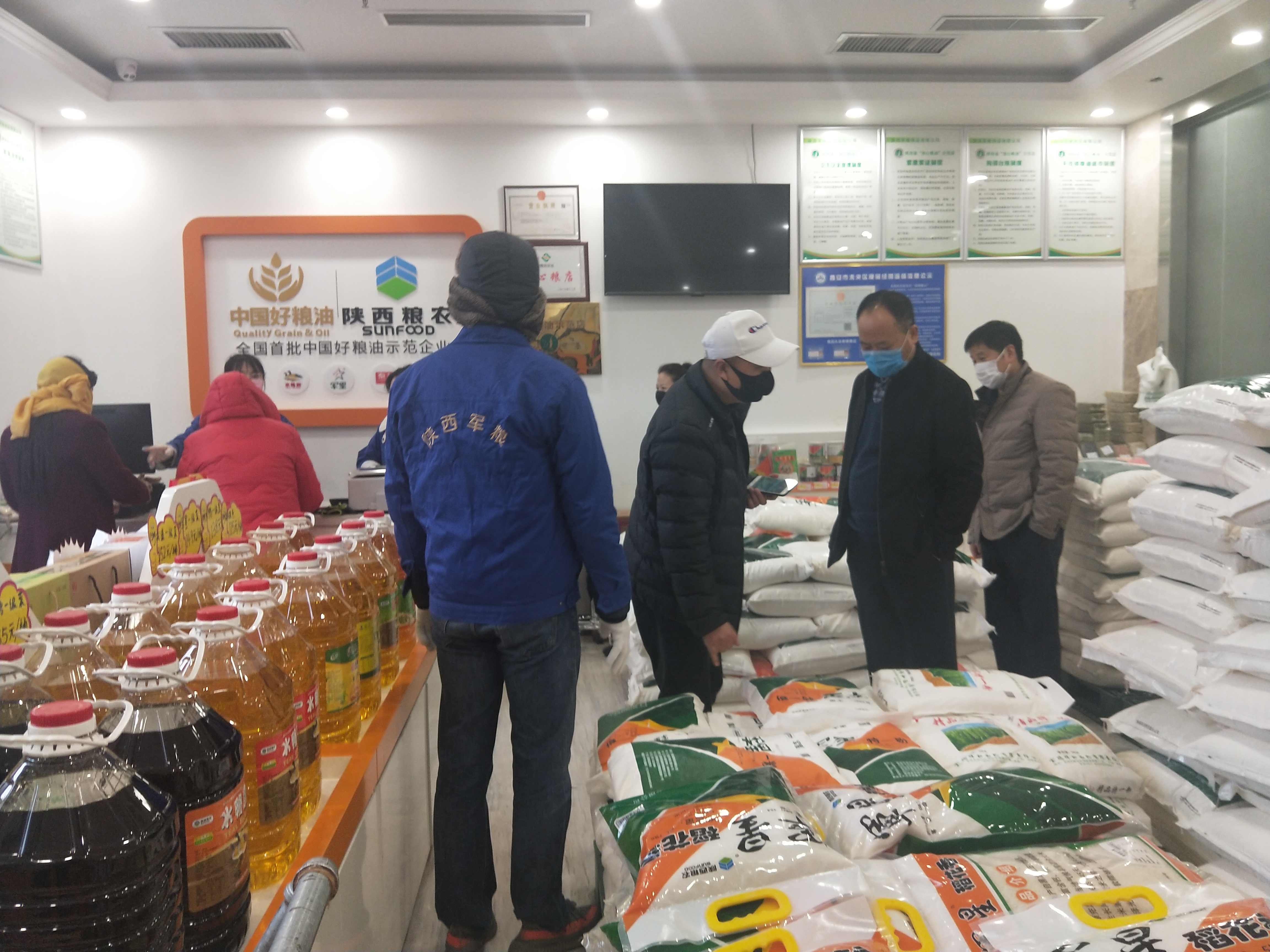 疫情面前絕不后退，黨旗飄揚在抗疫第一線